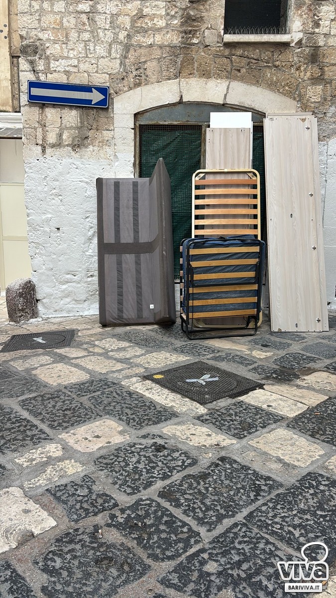 Mobilio abbandonato a Bari Vecchia