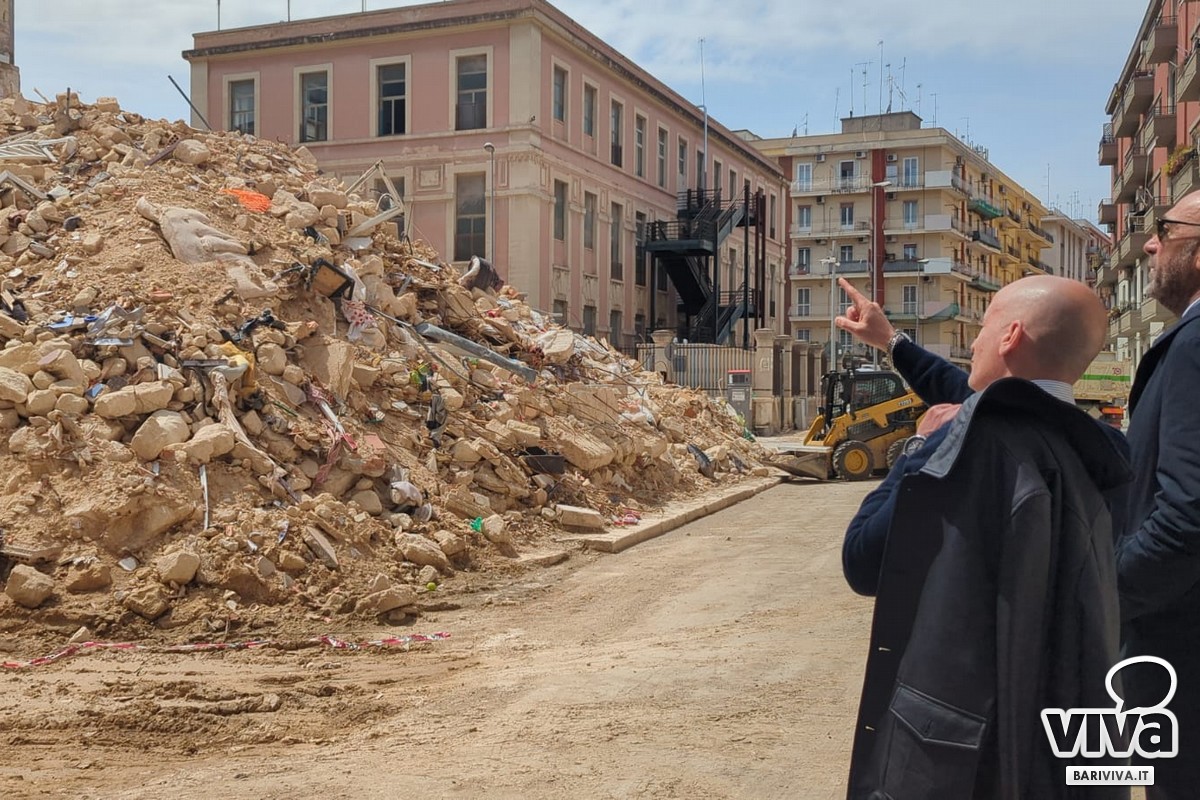 Iniziata la rimozione delle macerie del crollo a Bari