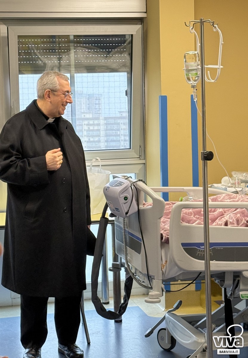 Mons. Satriano in visita all'Ospedale San Paolo