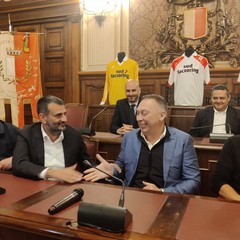 questa mattina a Palazzo di Citta il sindaco Decaro con l ex calciatore del Bari David Platt