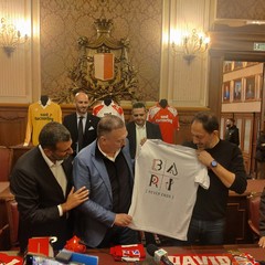 questa mattina a Palazzo di Citta il sindaco Decaro con l ex calciatore del Bari David Platt