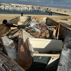 eseguita pulizia arenile porto di Torre a mare