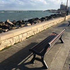 al via installazione di altre panchine sul lungomare di San Cataldo