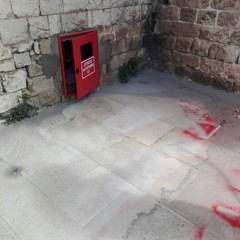 scritte sui muri della basilica intervento pulizia amiu