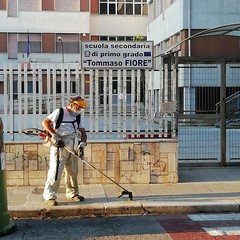 interventi di sfalcio erbe infestanti Amiu inizia dalle aree adiacenti alle scuole