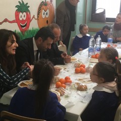 sindaco e ass romano in mensa con gli alunni della corridoni