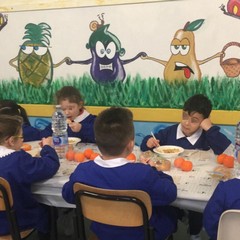 sindaco e ass romano in mensa con gli alunni della corridoni