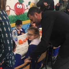 sindaco e ass romano in mensa con gli alunni della corridoni