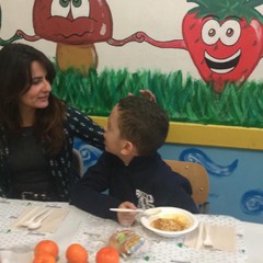 sindaco e ass romano in mensa con gli alunni della corridoni