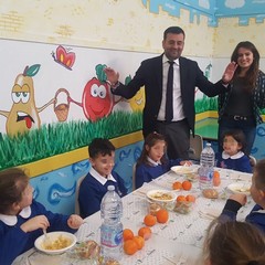 sindaco e ass romano in mensa con gli alunni della corridoni