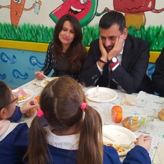 sindaco e ass romano in mensa con gli alunni della corridoni