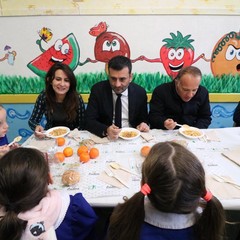 sindaco e ass romano in mensa con gli alunni della corridoni