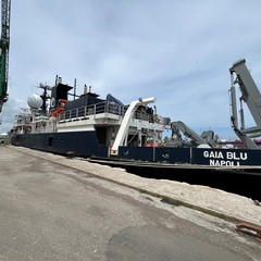 Gaia Blu nel porto di Bari oggi gli assessori Perlino e Petruzzelli a bordo della nave da ricerca del CNR JPG