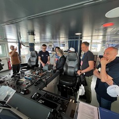 Gaia Blu nel porto di Bari oggi gli assessori Perlino e Petruzzelli a bordo della nave da ricerca del CNR JPG