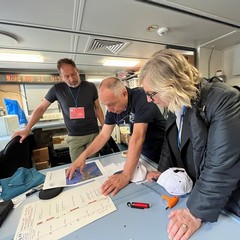 Gaia Blu nel porto di Bari oggi gli assessori Perlino e Petruzzelli a bordo della nave da ricerca del CNR JPG
