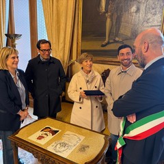 oggi il sindaco consegna un riconoscimento per i anni della corniceria Corallo foto