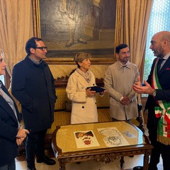 oggi il sindaco consegna un riconoscimento per i anni della corniceria Corallo foto