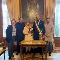 oggi il sindaco consegna un riconoscimento per i anni della corniceria Corallo foto