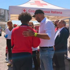 al porto di bari la Life support di Emergency Il sindaco sulla banchina per assistere alle operazioni di sbarco