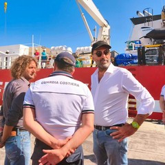 al porto di bari la Life support di Emergency Il sindaco sulla banchina per assistere alle operazioni di sbarco