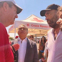 al porto di bari la Life support di Emergency Il sindaco sulla banchina per assistere alle operazioni di sbarco