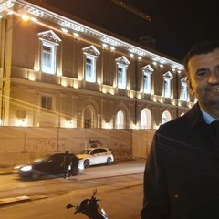 illuminato lesterno dellex mercato del pesce per il periodo di festa
