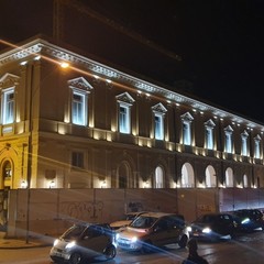 illuminato lesterno dellex mercato del pesce per il periodo di festa
