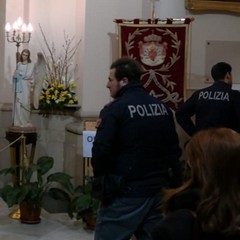 poliziotti in chiesa