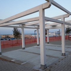 in corso allestimento gazebo e arredi piazzetta Perosi
