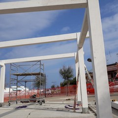 in corso allestimento gazebo e arredi piazzetta Perosi