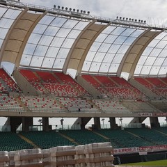 sostituzione seggiolini stadio San Nicola pronta tribuna est superiore per la gara di domenica
