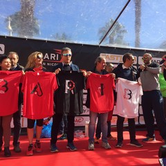 consegna maglie con logo Bari ai runners baresi della maratona di New York