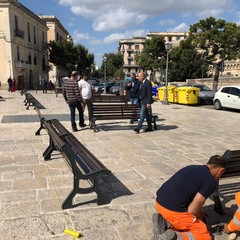 posizionati gli arredi in piazza Federico II di Svevia
