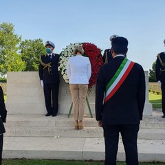 sindaco e ambasciatore Regno Unito oggi al cimitero inglese di Bari