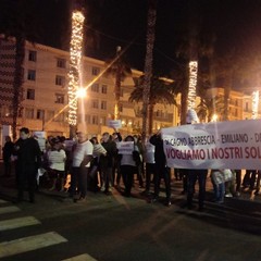 La manifestazione di fronte al Piccinni