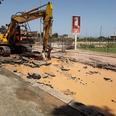 salta la condotta fognaria a japigia