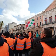 la protesta dei gilet arancioni