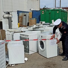 Elettrodomestici abbandonati nella zona industriale di Bari, scattano sequestro e denuncia