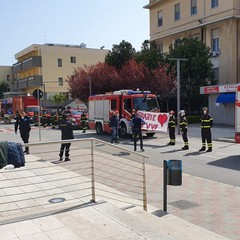 L'omaggio dei vigili del fuoco al personale sanitario del Policlinico