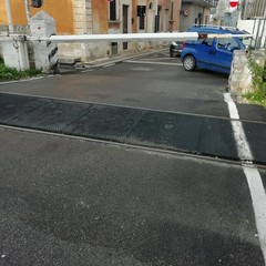 auto incastrate nel passaggio a livello