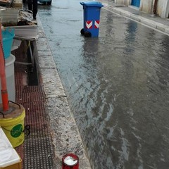 Forti piogge su Bari, città allagata. L'opposizione: «Problema irrisolto da 15 anni»