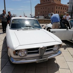 Le auto storiche a Bari vecchia