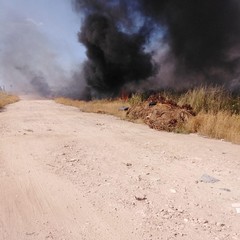 Incendio rifiuti a San Girolamo