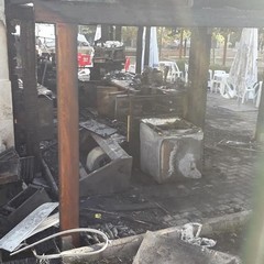 il bar distrutto dall'incendio a cellamare