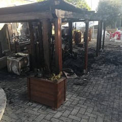 il bar distrutto dall'incendio a cellamare