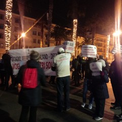 La manifestazione di fronte al Piccinni