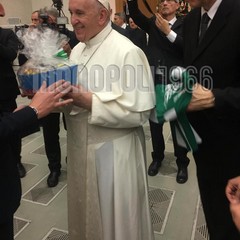 a papa francesco la maglia del monopoli