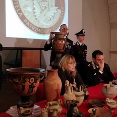 i reperti archeologici sequestrati dai carabinieri in Puglia