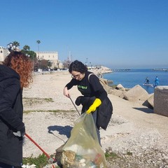 Retake, Greenpeace e Legambiente ripuliscono il lungomare di Bari