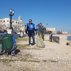 Retake, Greenpeace e Legambiente ripuliscono il lungomare di Bari